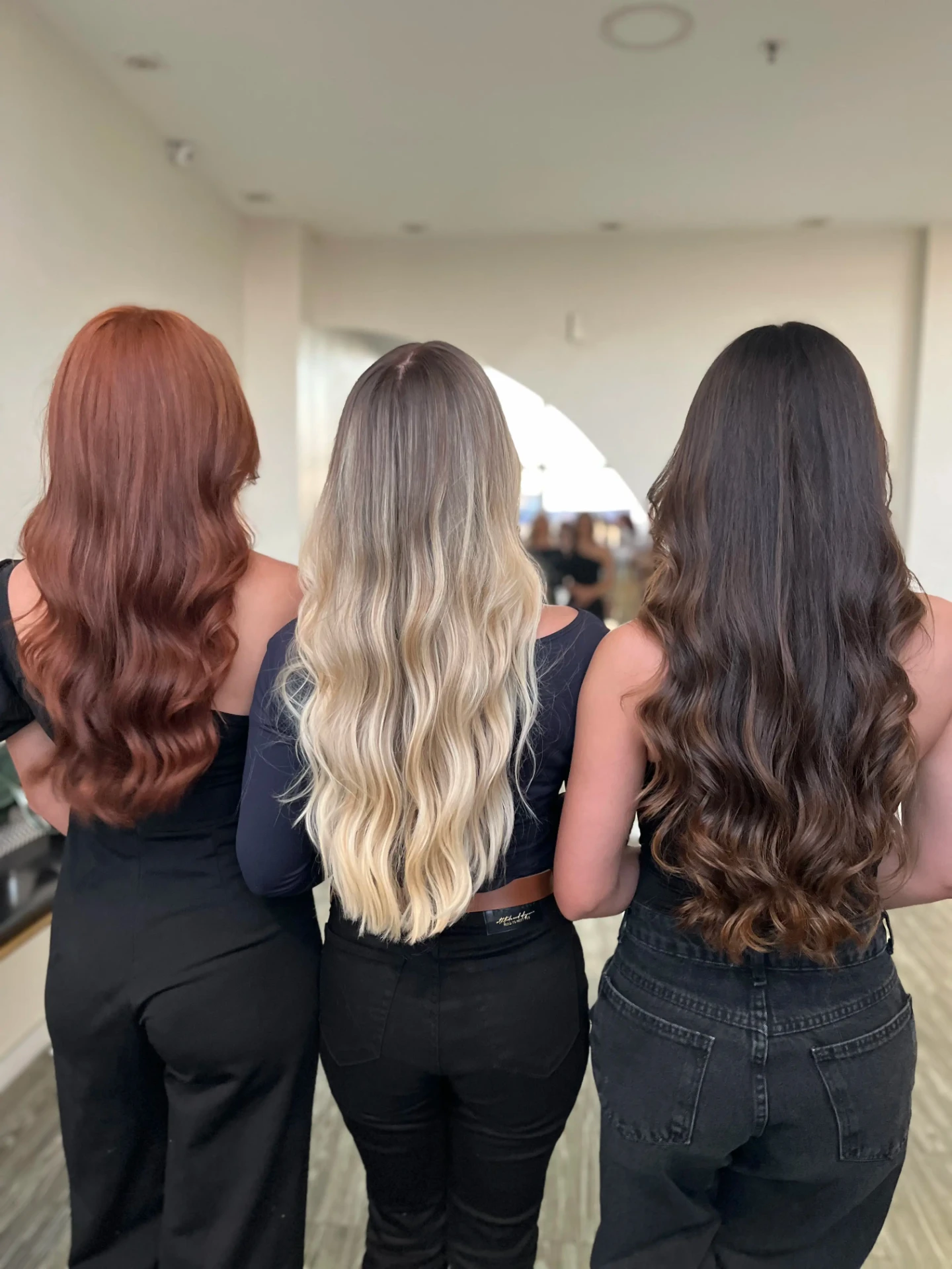 Três resultados de coloração: ruivo, loiro e morena iluminada