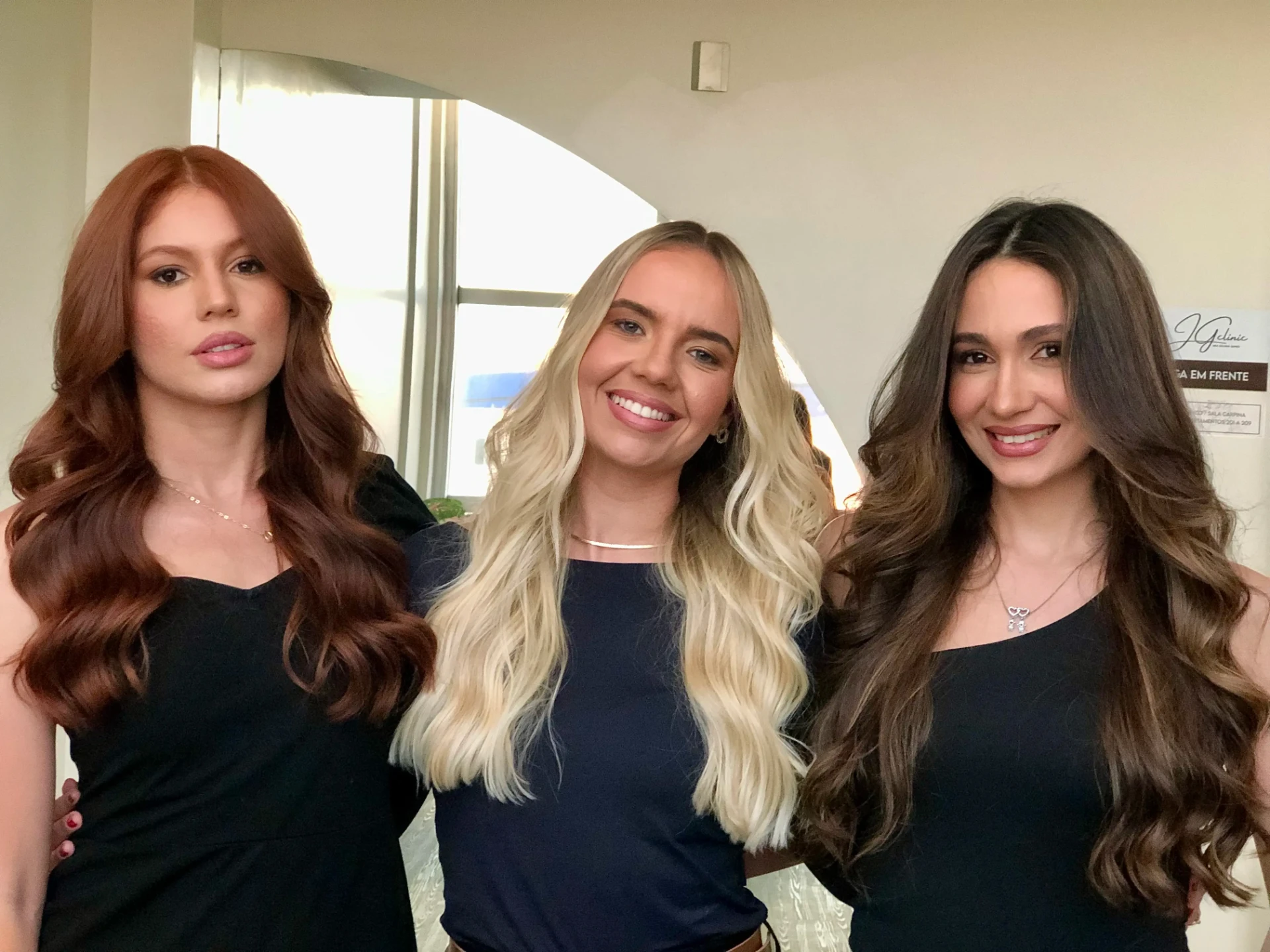 Profissionais e modelos com resultados de coloração após treinamento